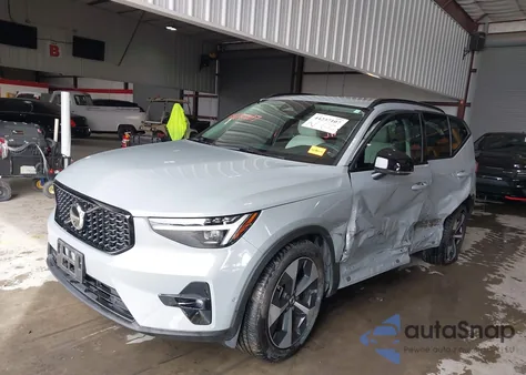 2025 Volvo Xc40 B5 Plus Dark Theme z USA, uszkodzony, nr VIN YV4L12UC7S2534997